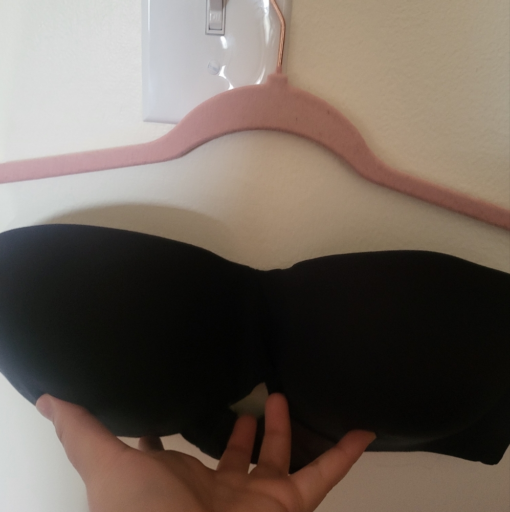 Black strapless bra